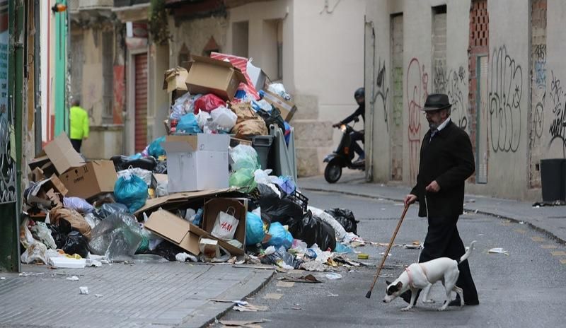 Cuarto día de la huelga de recogida de basuras en el Centro