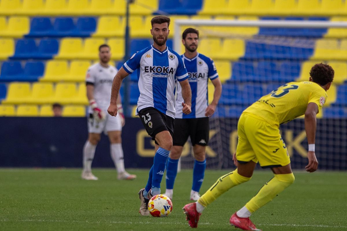 Josep Calavera conduce el balón con Monsalve a su espalda durante la última visita a Villarreal.