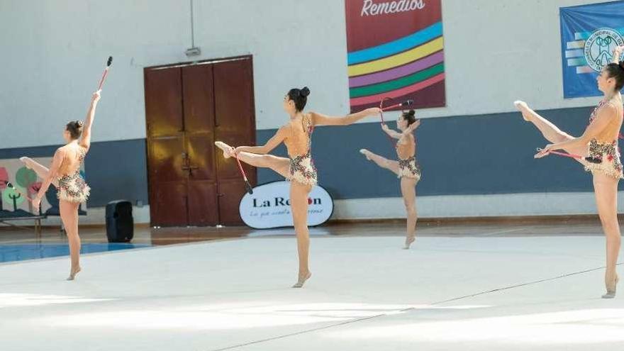 Gimnastas del conjunto sénior absoluto del Pavillón Ourense. // FdV