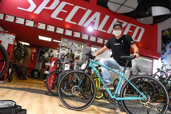 21-05-20   CANARIAS Y ECONOMIA. CALLE ALEMANIA . LAS PALMAS DE GRAN CANARIA. Johannes Schoefecker es propietario de Bike Gran Canaria, tienda de venta y reparación de bicicletas que ha visto crecer el negocio en esta crisis. Fotos: Juan Castro.  | 21/05/2020 | Fotógrafo: Juan Carlos Castro