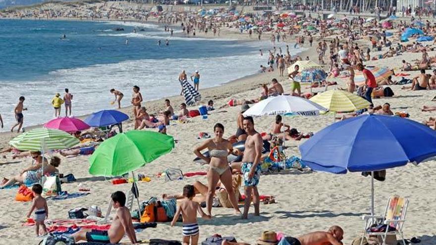 Samil, lleno de bañistas este miércoles // MARTA G. BREA