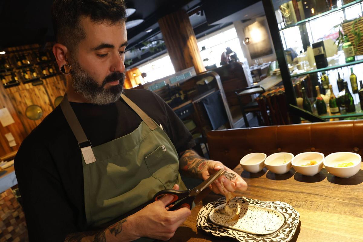 EN IMÁGENES: Así se elabora el “Bocado Atlántico”, la propuesta del Mamáguaja ganadora del “Gijón de Pinchos” EN IMÁGENES: Así se elabora el “Bocado Atlántico”, la propuesta del Mamáguaja ganadora del “Gijón de Pinchos”