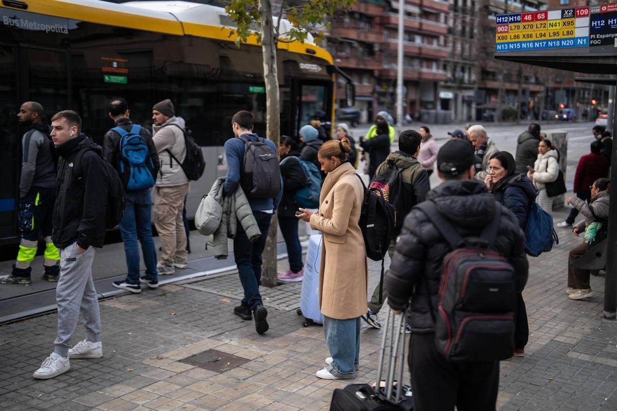 Colas de usuarios en las paradas de autobuses de la plaza de Espanya de Barcelona
