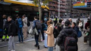 Colas de usuarios en las paradas de autobuses de la plaza de Espanya de Barcelona