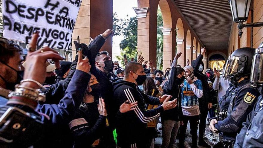 Los manifestantes piden la dimisión de Francina Armengol ante el Parlament.