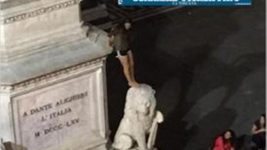 Una noia espanyola va pujar a una escultura de Dante.