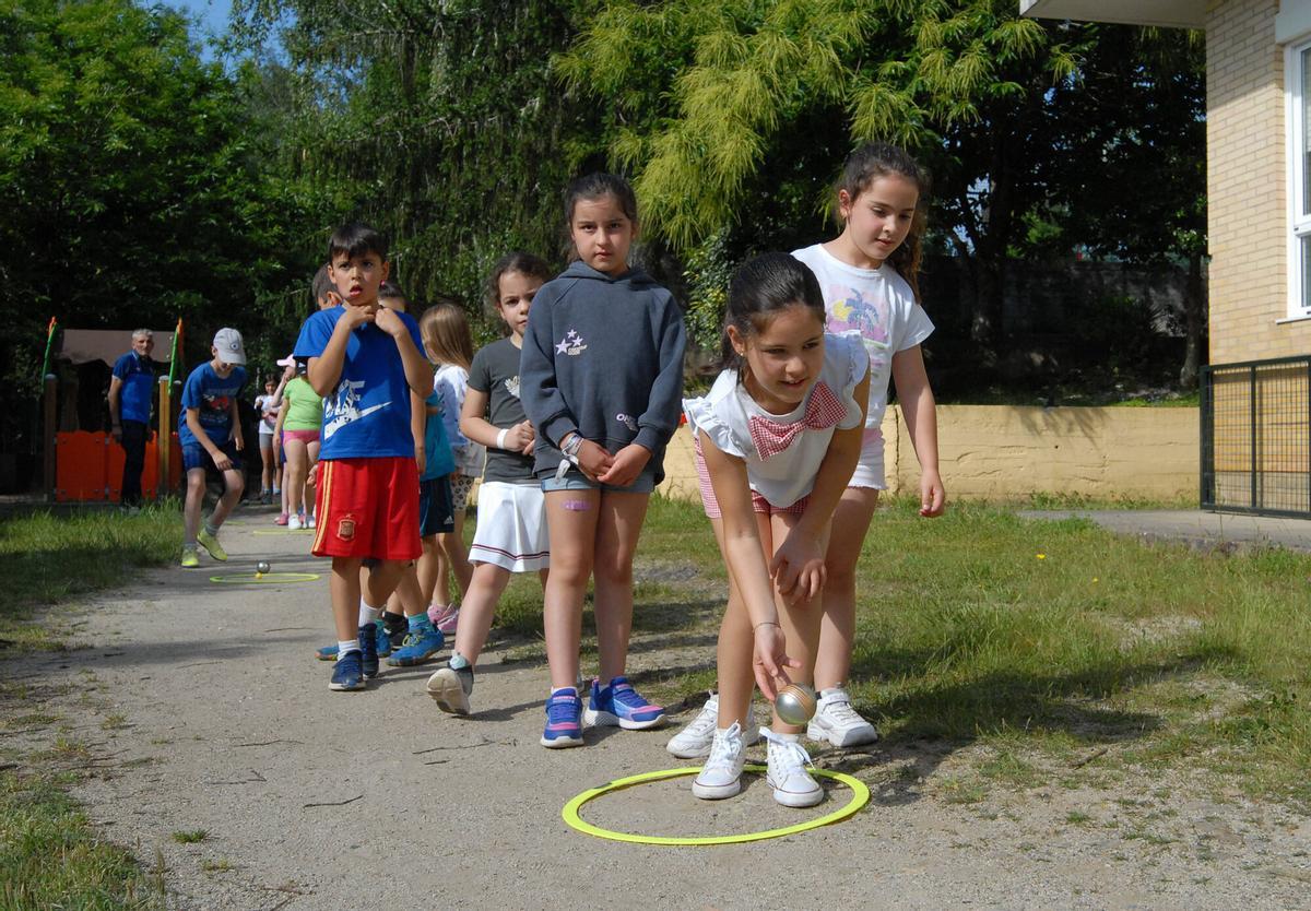 Una niña prueba su destreza en este deporte.