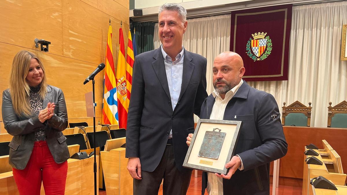 Albiol recibe a Manolo González en el Ayuntamiento de Badalona.