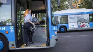 Una conductora se sube a un autobús de la EMT de Madrid en una imagen de archivo.