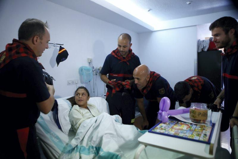 Visitas de cabezudos, bomberos y militares al hospital infantil