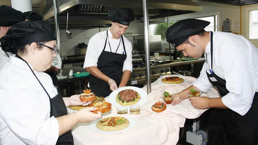 Estudiantes en formación en las cocinas del CIO Mijas, en una imagen de 2012.