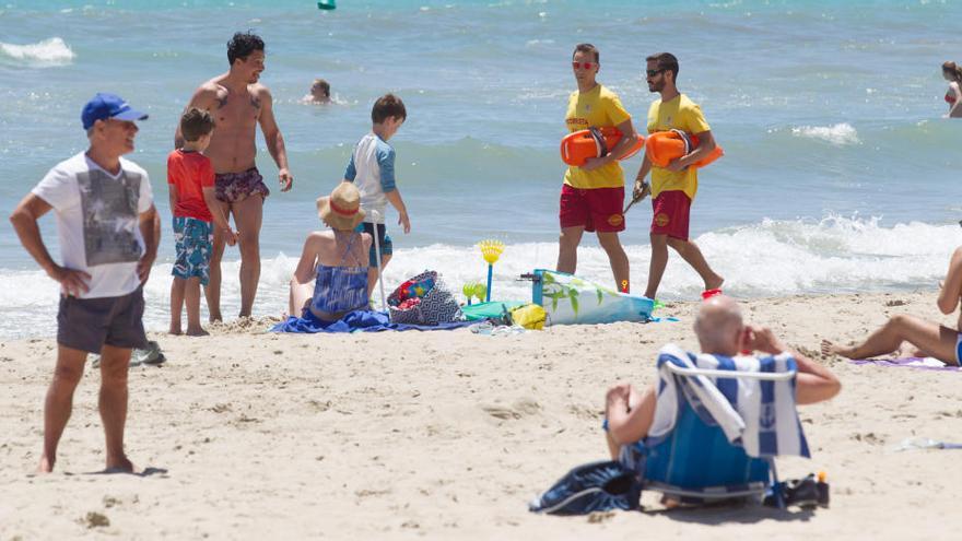 Socorristas en las playas alicantinas