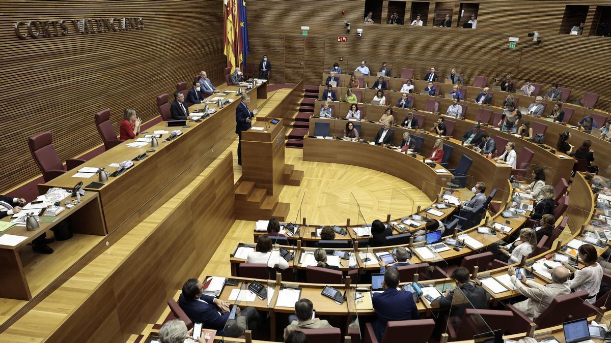 El jefe del Consell, Ximo Puig, durante una de sus intervenciones en la sesión de control de este jueves en las Cortes Valencianas.