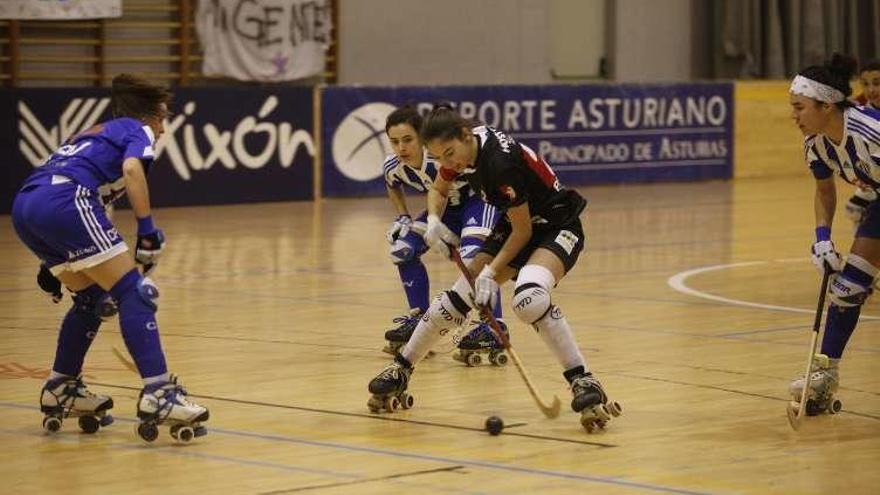 Marta González rodeada de jugadoras del Voltregá.