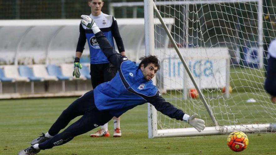 Lux se estira para alcanzar un balón durante el entrenamiento de ayer en la ciudad deportiva.