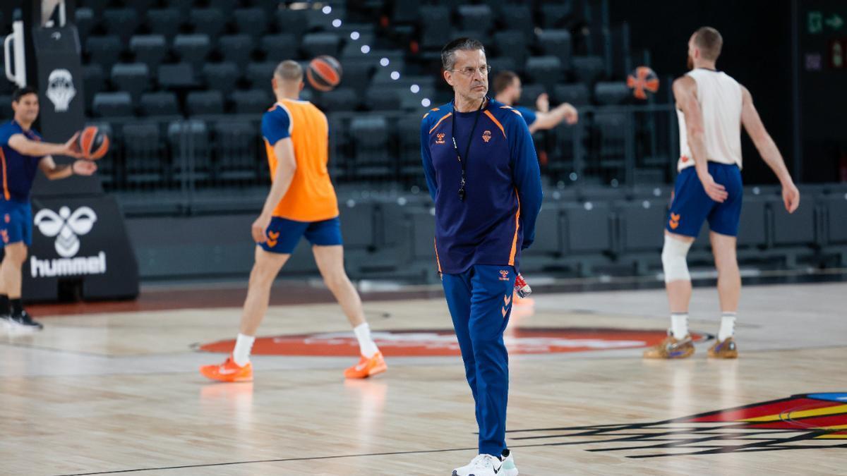 Pedro Martínez, en una sesión de entrenamiento de Valencia Basket.