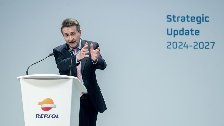 Repsol hunde un 45% el beneficio por la caída del precio del petróleo y el impuesto a las energéticas