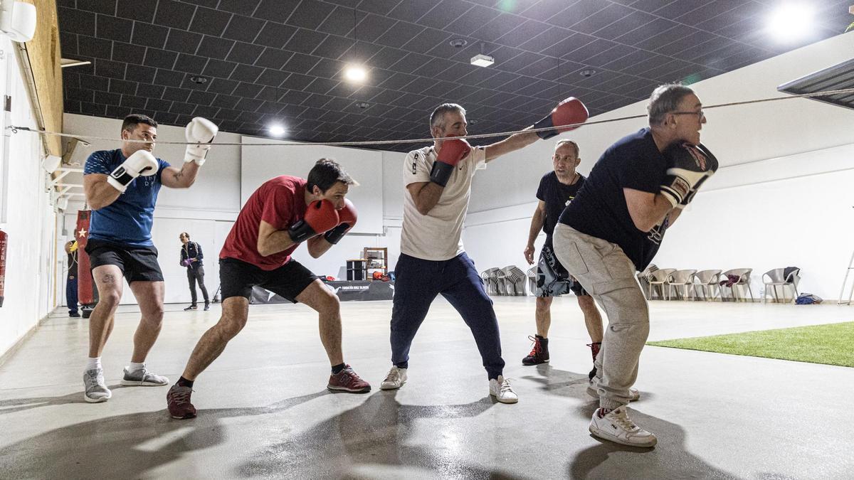 Usuarios de la Fundación Jorge Talavera en una sesión de boxeo terapéutico