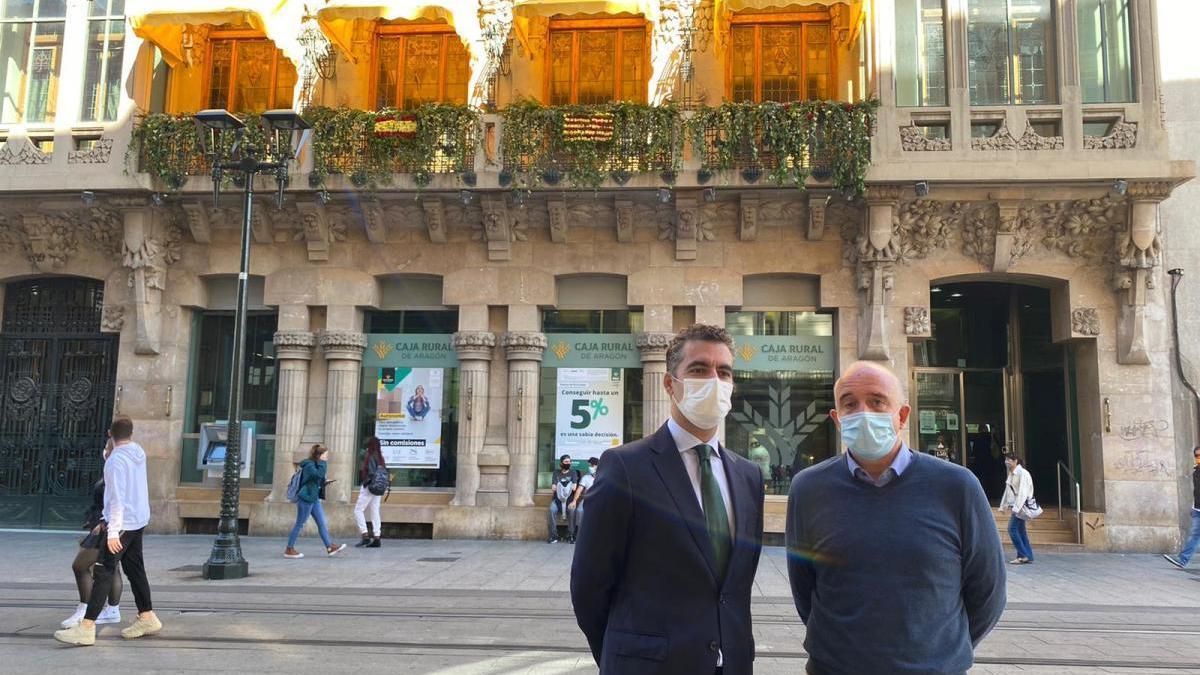 Caja Rural de Aragón engalana su fachada en honor a la Virgen del Pilar