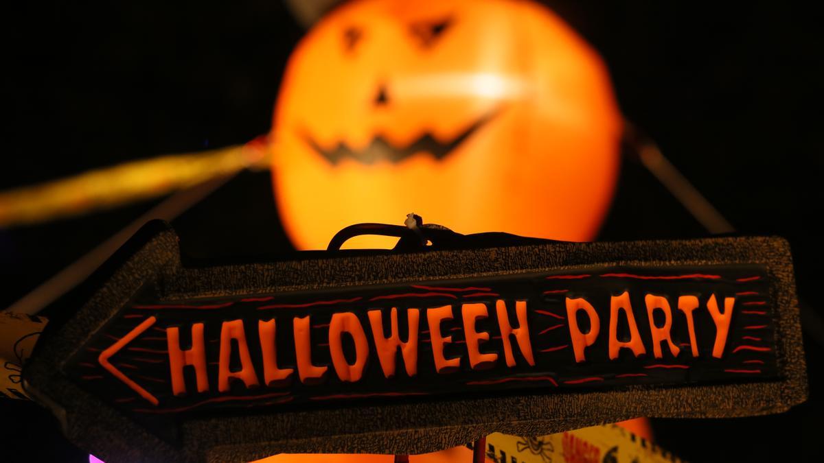 Neben Partys gibt es anlässlich Halloween auch besondere Vorführungen in den Kinos, Veranstaltungen in den Einkaufszentren oder Angebote von Hotels.