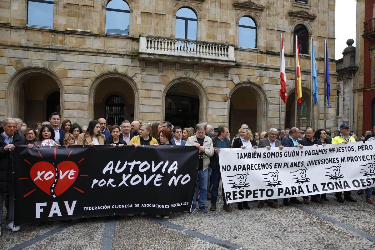En imágenes: Así fue la protesta en la Plaza Mayor contra el vial de Jove