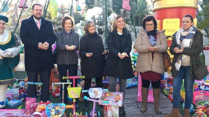Los niños murcianos donaron ayer en la Plaza Circular sus juguetes.