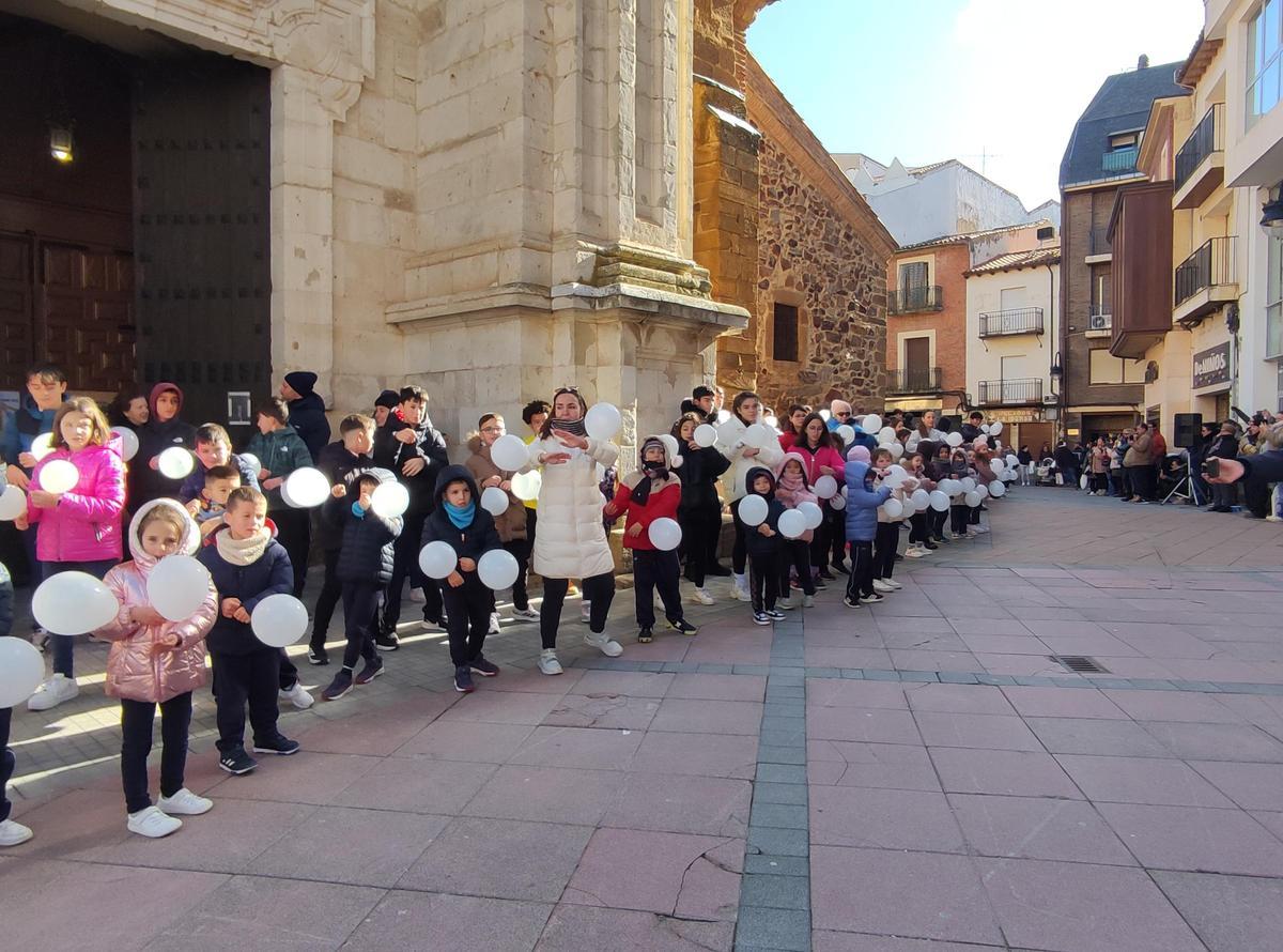 GALERÍA | El colegio Virgen de la Vega de Benavente realiza una gran cadena humana por la paz