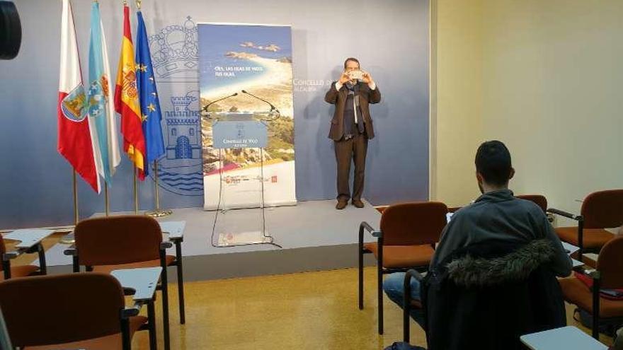 Un día marcado por actos simbólicos |  La sala de prensa del Concello de Vigo permaneció casi desierta ayer. Ninguna periodista cubrió la rueda de prensa de Abel Caballero, quien inmortalizó el momento con una fotografía. La jornada estuvo marcada por lo simbólico. Arriba, una comerciante cuelga un mandil a la puerta de su negocio. A la derecha, el dinoseto reivindicativo. Abajo, Floreano luce mandil y a su lado la nota de una pediatra sumándose al paro.