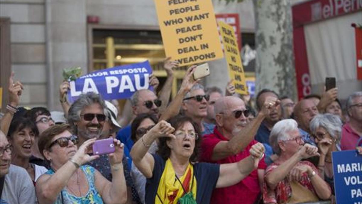 Montserrat, Rajoy, Cospedal, Felipe VI, García Albiol, Núñez Feijóo y Puigdemont, en la cabecera institucional.