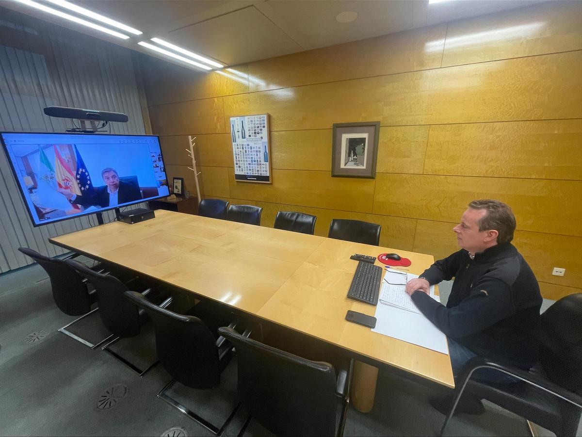 Marcelino Marcos, durante la reunión telemática, con el Ministro Luis Planas, en la pantalla.