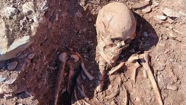 Localizan restos humanos de 14 personas al lado de la necrópolis de La Mola
