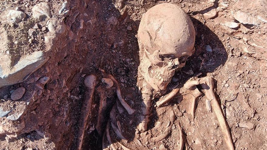 Localizan restos humanos de 14 personas al lado de la necrópolis de La Mola