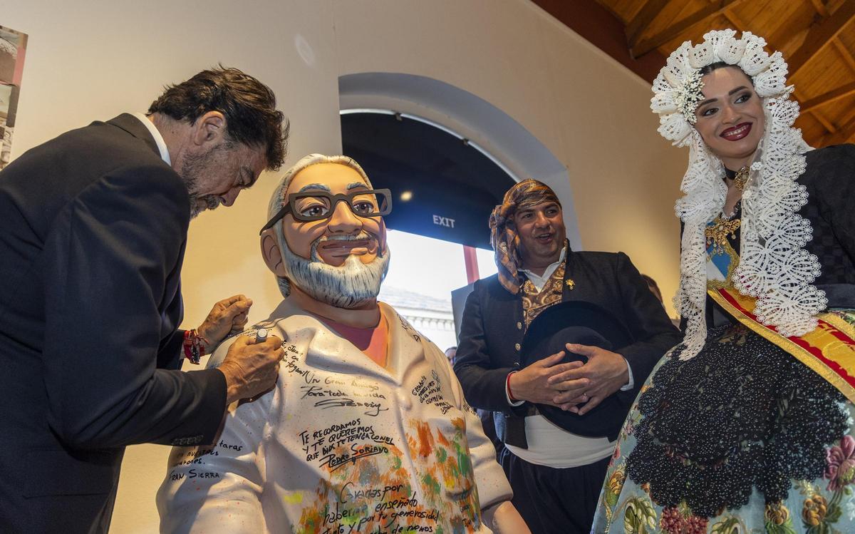 El alcalde firma el ninot dedicado al artista foguerer Juan Alberto Navarro