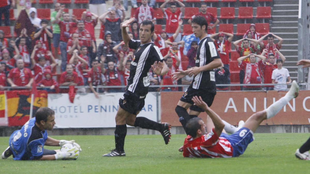 Bruno Herrero, al mig, entre Alberto Cifuentes i Kiko Ratón durant el partit decisiu del 2010