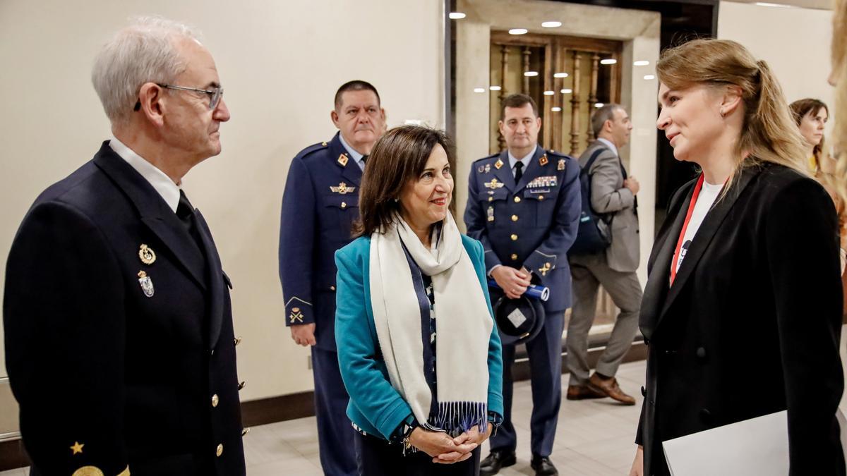 El jefe del Estado Mayor de la Defensa, el almirante Teodoro López Calderón y la ministra de Defensa, Margarita Robles.