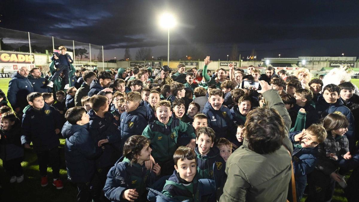 Jugadores séniors y canteranos, tras el partido contra el Burgos Promesas.