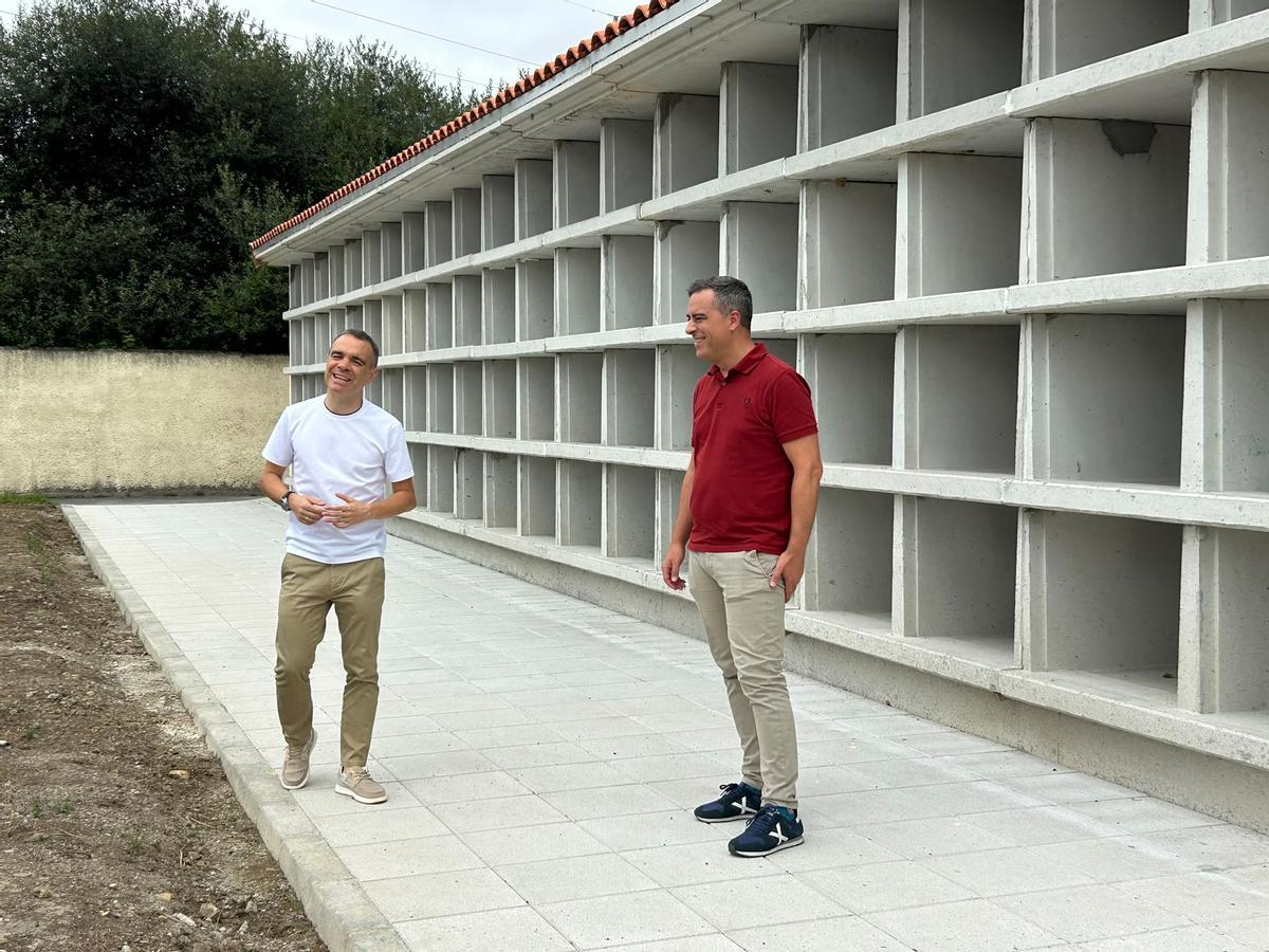 Por la izquierda, Iván Fernández y Jorge Olmo durante su visita al cementerio.