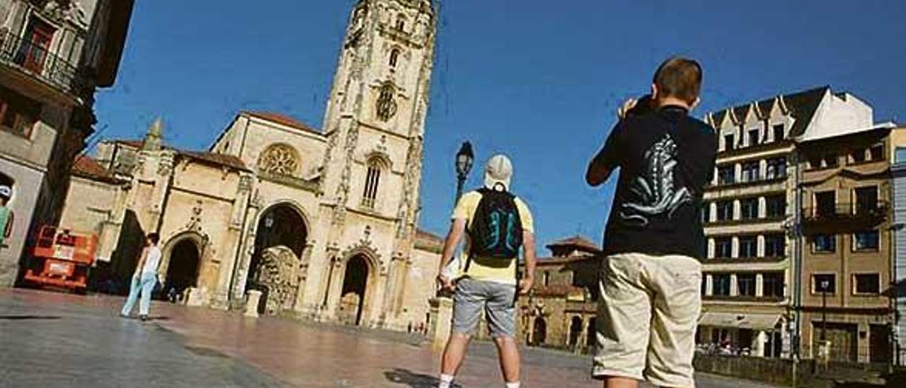 Turistas ante la Catedral.