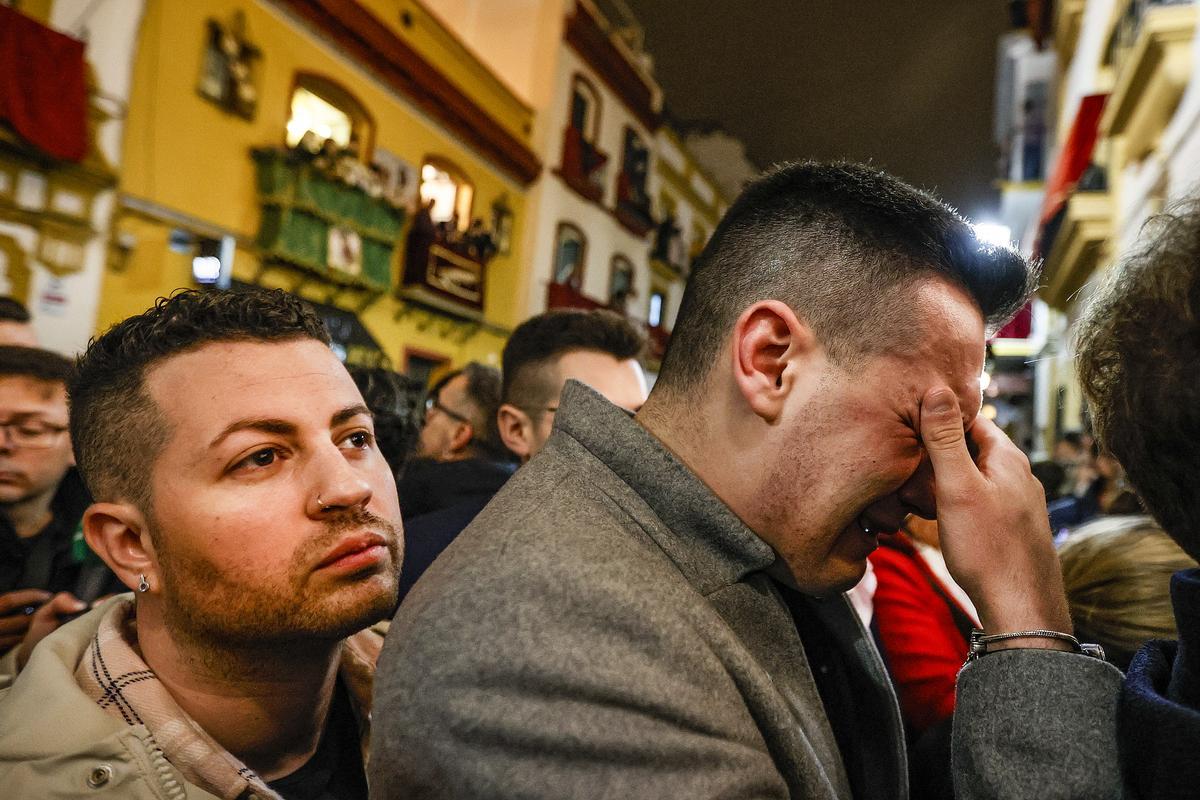 Los cofrades lamentan que el tiempo dejara sin procesiones la gran noche de la Semana Santa sevillana.