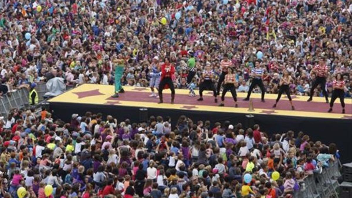 Un aspecto del espectáculo central de la Festa dels Súpers, ayer, en el Estadio Olímpico de Montjuïc.