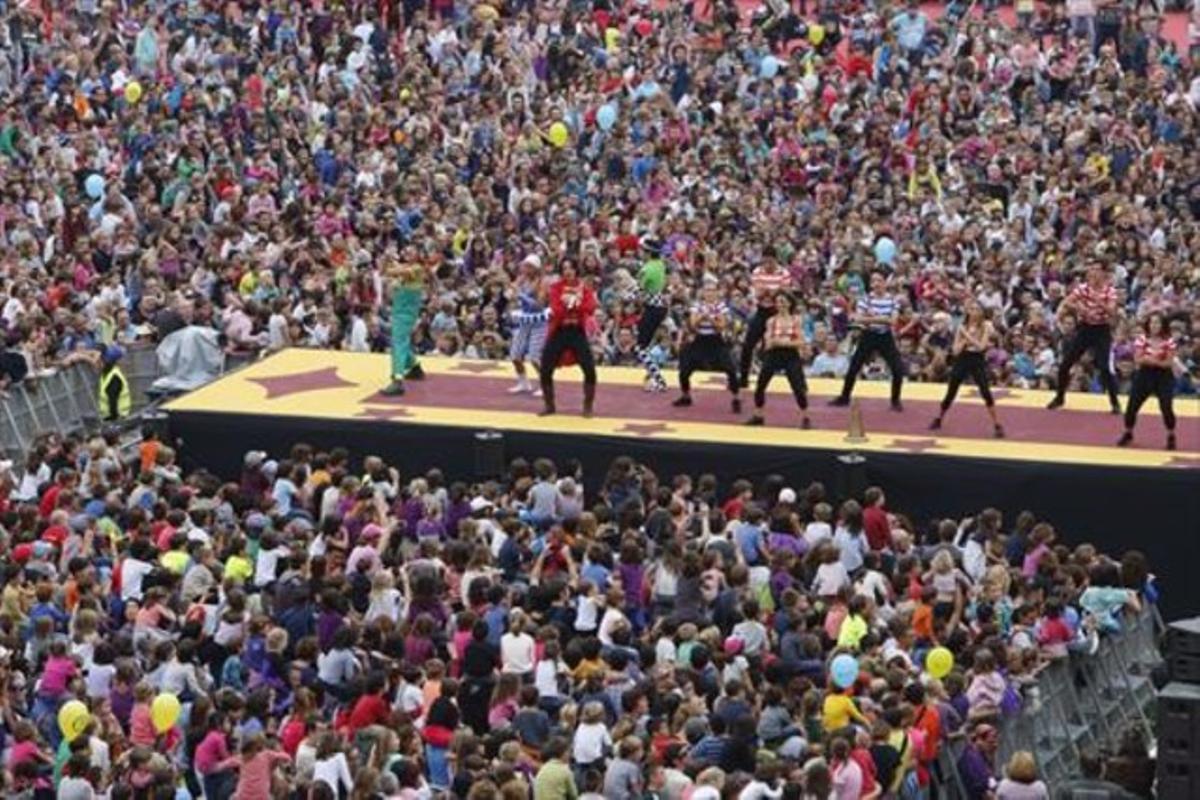 Un aspecto del espectáculo central de la Festa dels Súpers, ayer, en el Estadio Olímpico de Montjuïc.