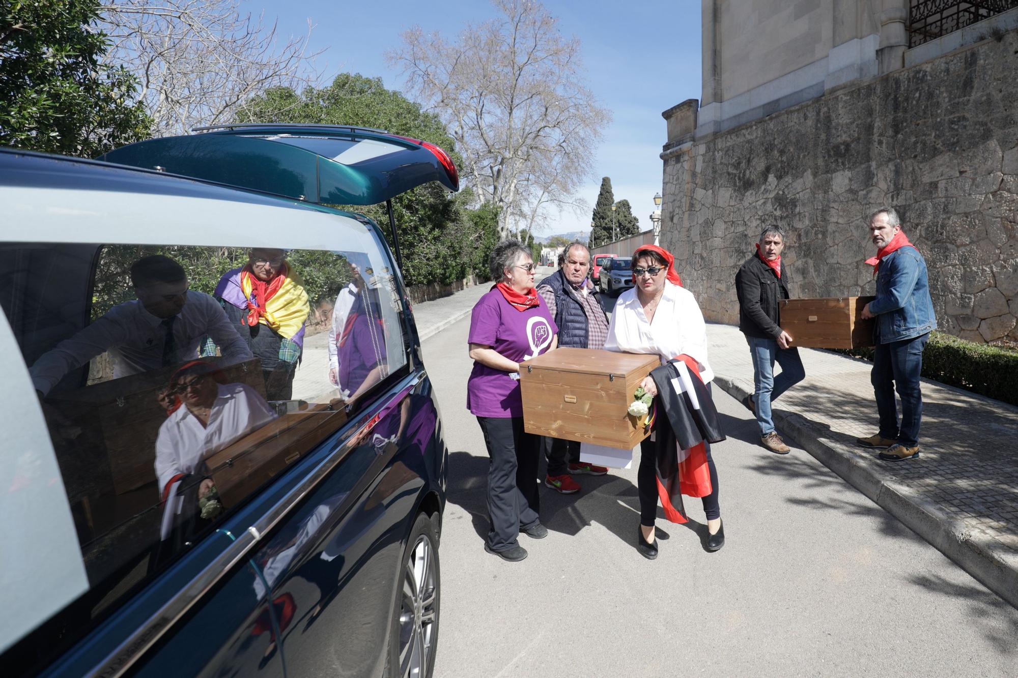 Cuatro asesinados del franquismo descansan finalmente en el cementerio de Palma