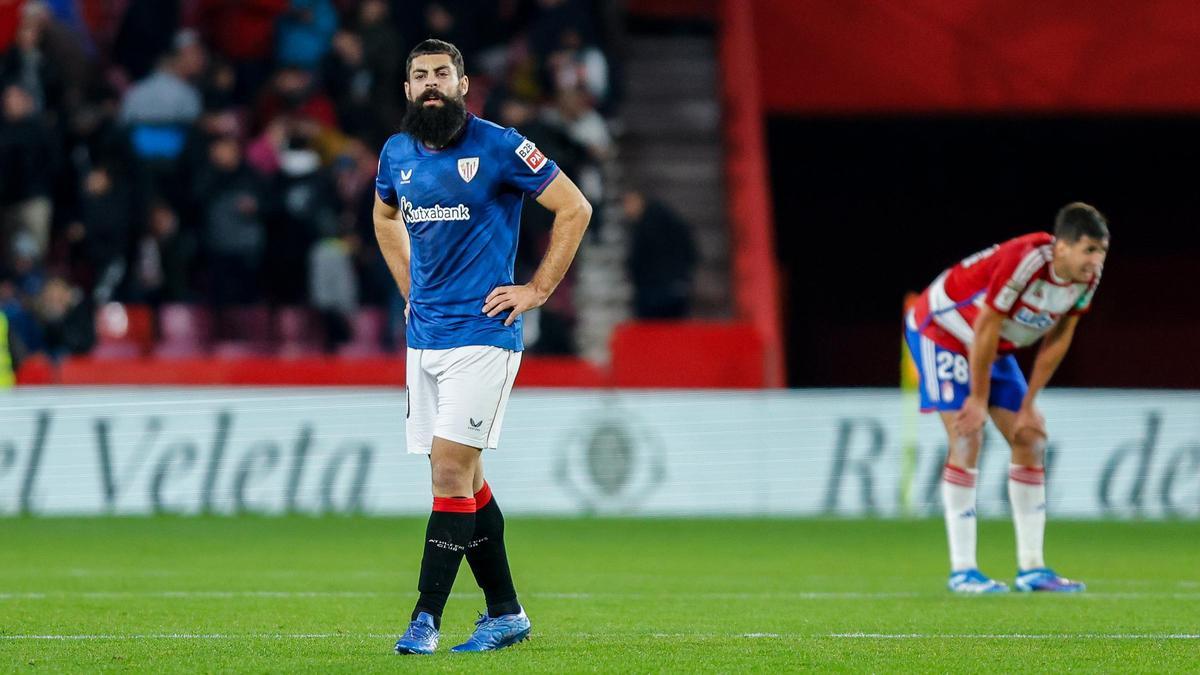 Asier Villalibre, durante un partido con el Athletic Club.