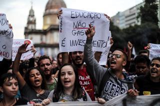 Miles de personas protestan en Brasil por los recortes a la educación