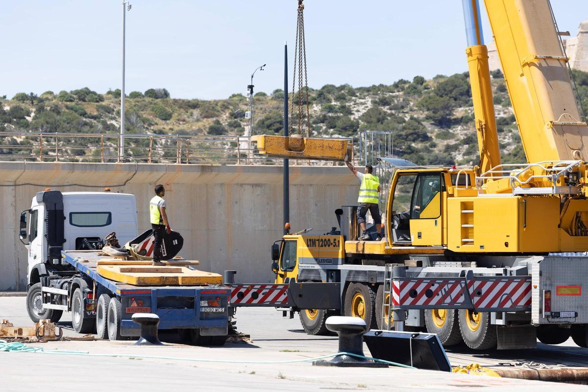 Espectaculares imágenes de la recuperación del yate que se incendió y se hundió en Ibiza