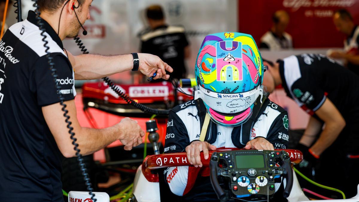 Un piloto sube a su monoplaza en el circuito de Miami.