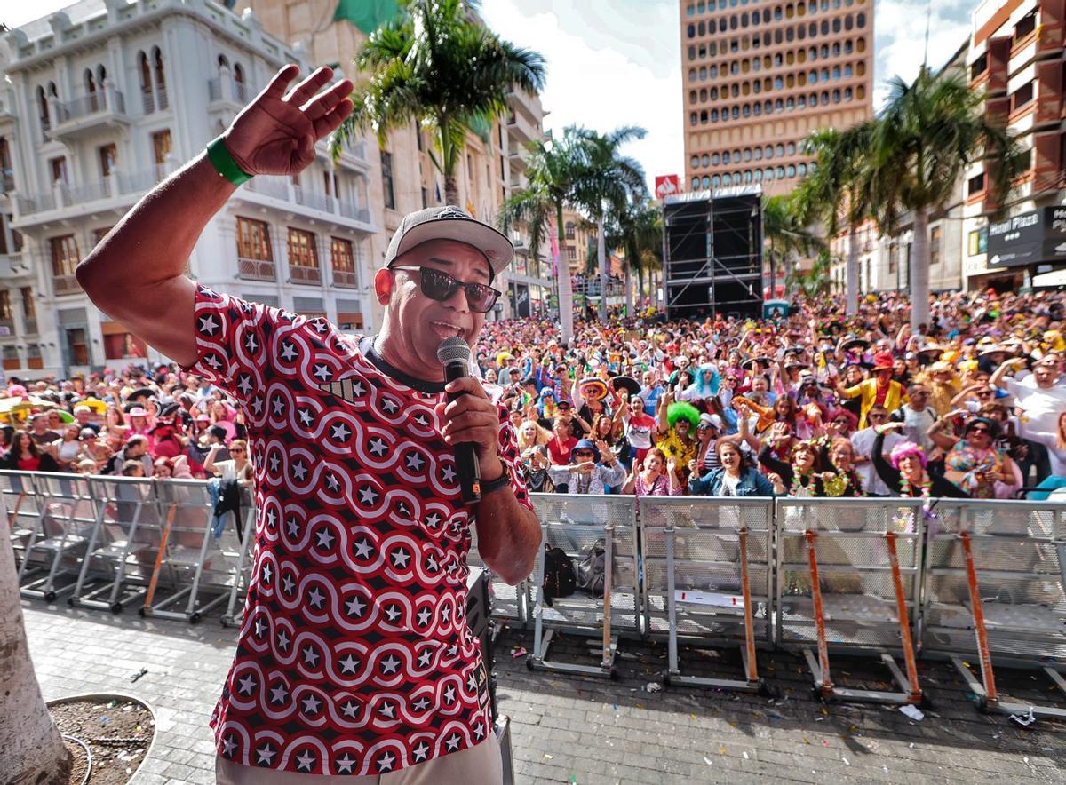 Rafael Flores ‘El Morocho’ anima el primer Carnaval de Día celebrado en la plaza de Candelaria. |