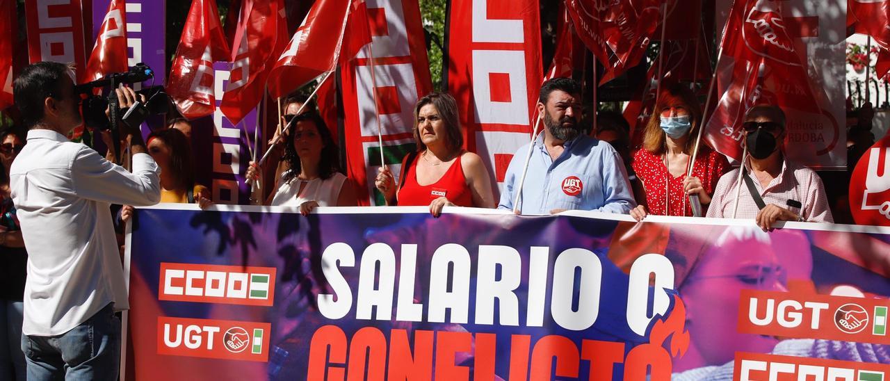 Concentración de CCOO y UGT en favor de una subida laboral, ante la sede de CECO en Córdoba.