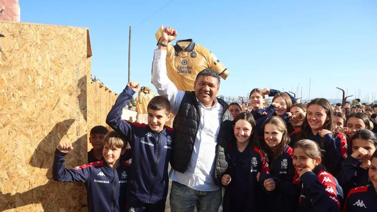 El Dépor conmemora el 25 aniversario del título de liga con una escultura que inmortaliza el gol de Donato
