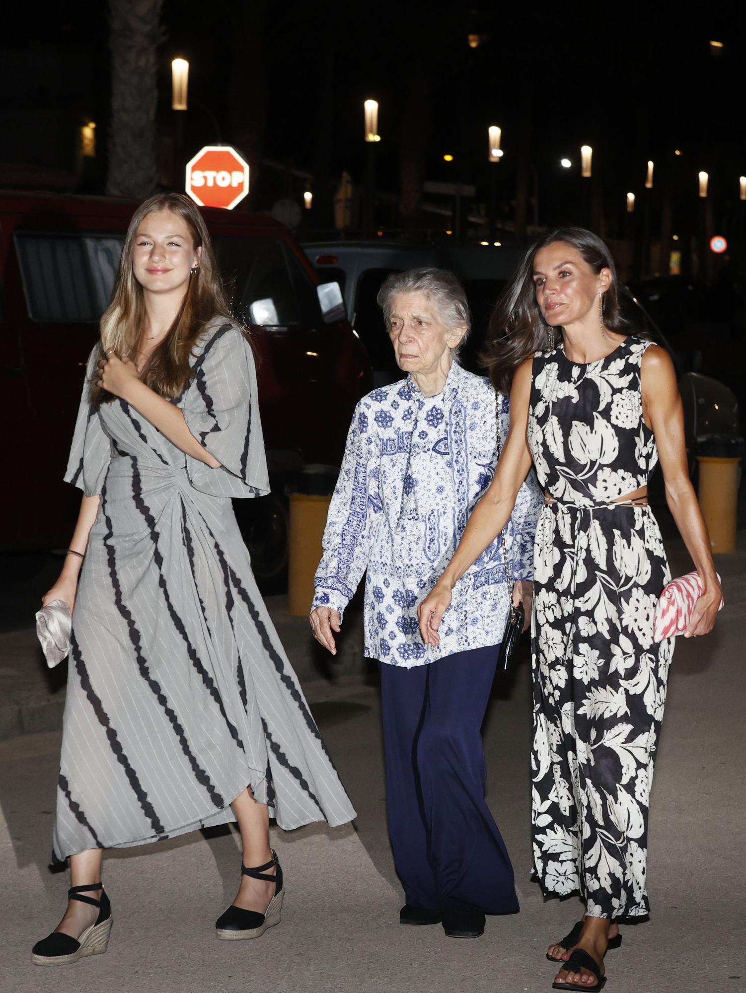 Primera fotografía de doña Sofía con Leonor y Sofía